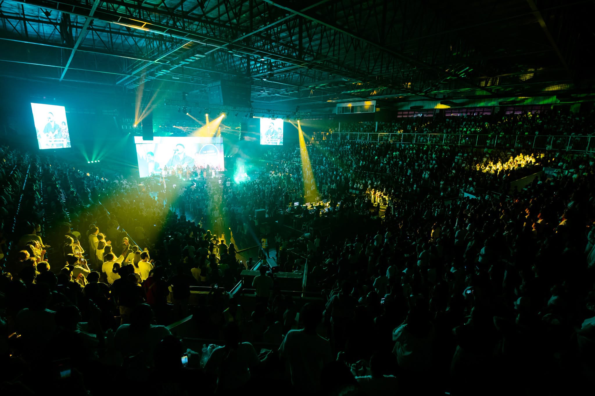 picture of the crowd worshipping during the liveloud praise concert
